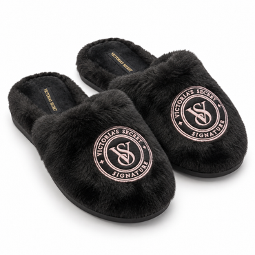 Pantuflas Victoria’s Secret negras, vista en ángulo