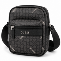 Bolso Guess de hombre, vista en ángulo del bolsillo frontal y cierre principal