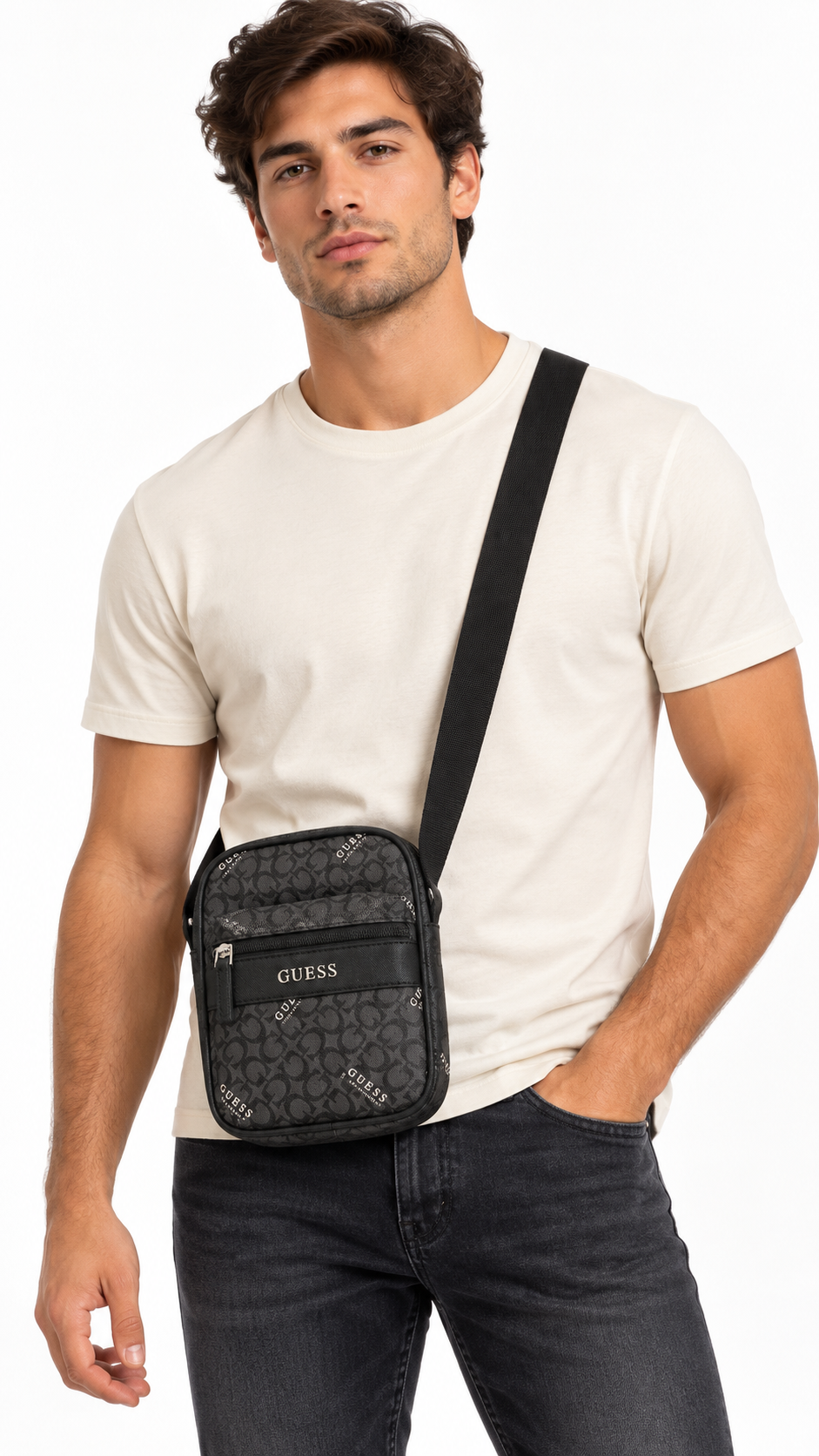Hombre usando bolso Guess cruzado