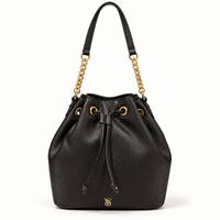 Bolso Victoria's Secret negro con detalles dorados sobre fondo blanco; imagen editada con IA.