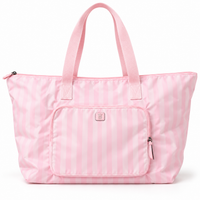 Bolso Victoria's Secret rosado a rayas sobre fondo blanco