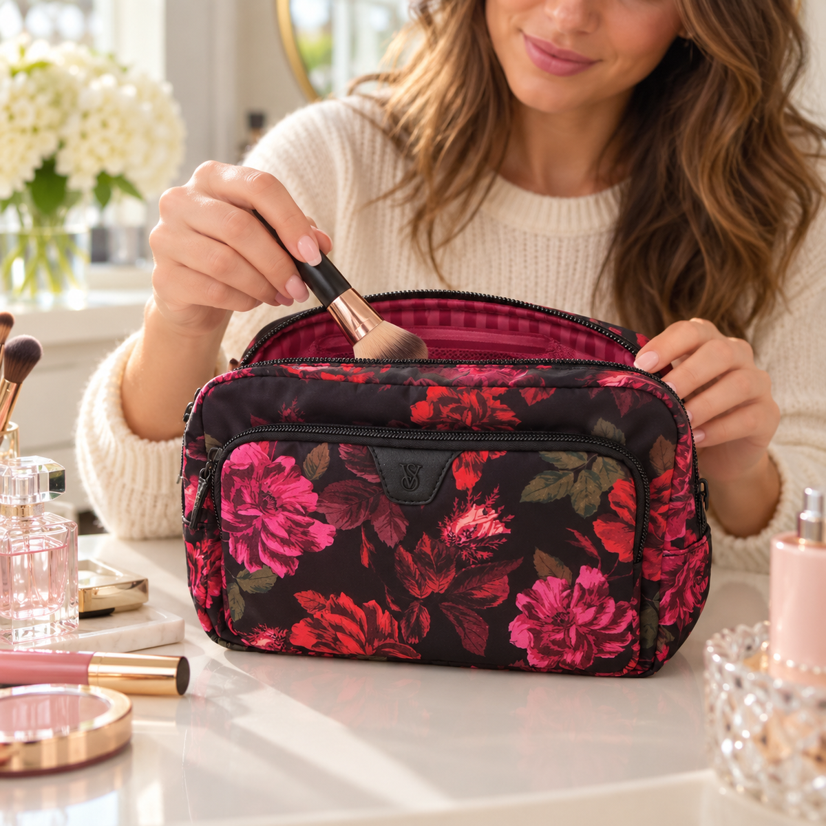 Cosmetiquero floral en uso para organizar maquillaje