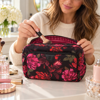 Cosmetiquero floral en uso para organizar maquillaje