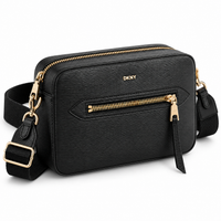 Crossbody DKNY negro, vista en ángulo