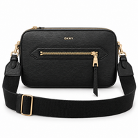 Crossbody DKNY negro con cierre dorado, vista frontal