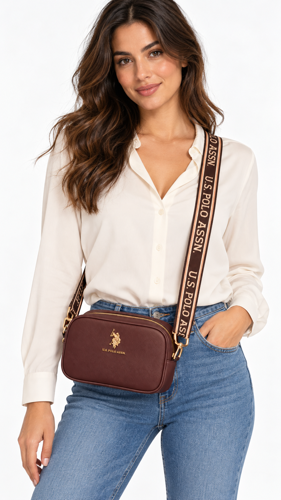 Modelo usando crossbody U.S. Polo Assn. burdeo