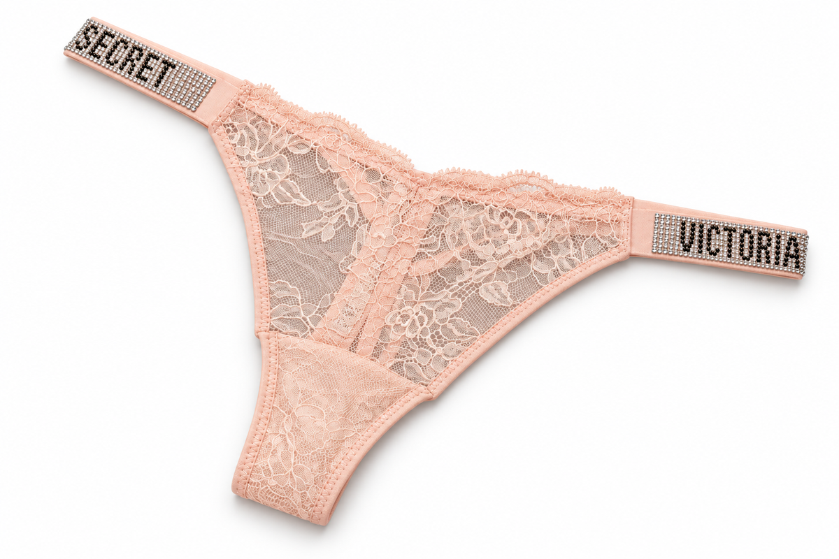 Calzón Victoria’s Secret rosado con pedrería, vista en diagonal