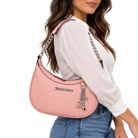 Juicy Couture rosada con modelo en jeans, imagen ilustrativa