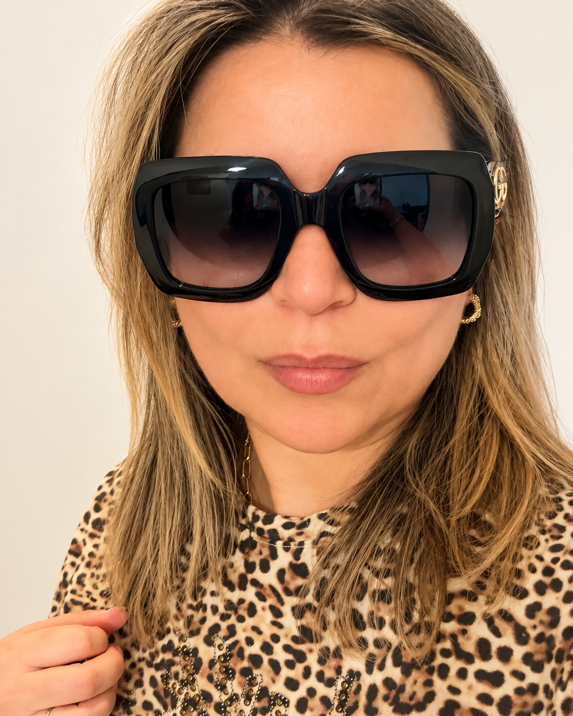 Lentes Gucci puestos-frente; foto retocada con IA.