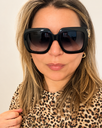 Lentes Gucci puestos-frente; foto retocada con IA.