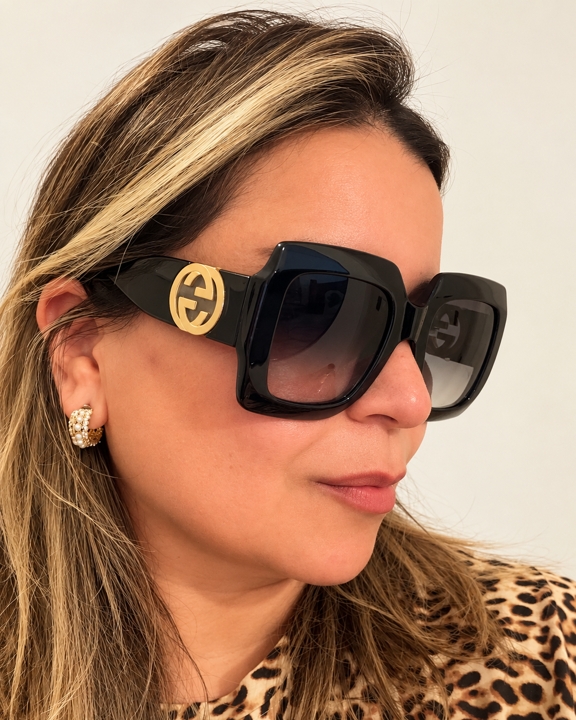 Lentes Gucci puestos-lateral; foto retocada con IA.