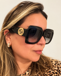 Lentes Gucci puestos-lateral; foto retocada con IA.