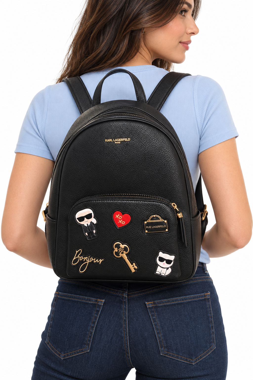 Modelo usando mochila Karl Lagerfeld negra, imagen ilustrativa