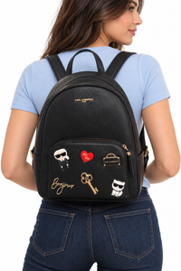 Modelo usando mochila Karl Lagerfeld negra, imagen ilustrativa