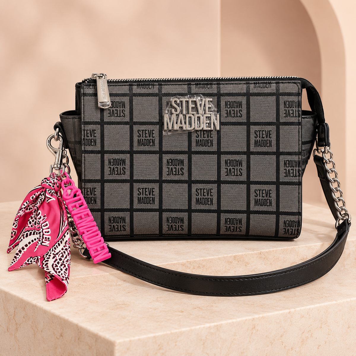 Cartera Steve Madden a cuadros con accesorio fucsia