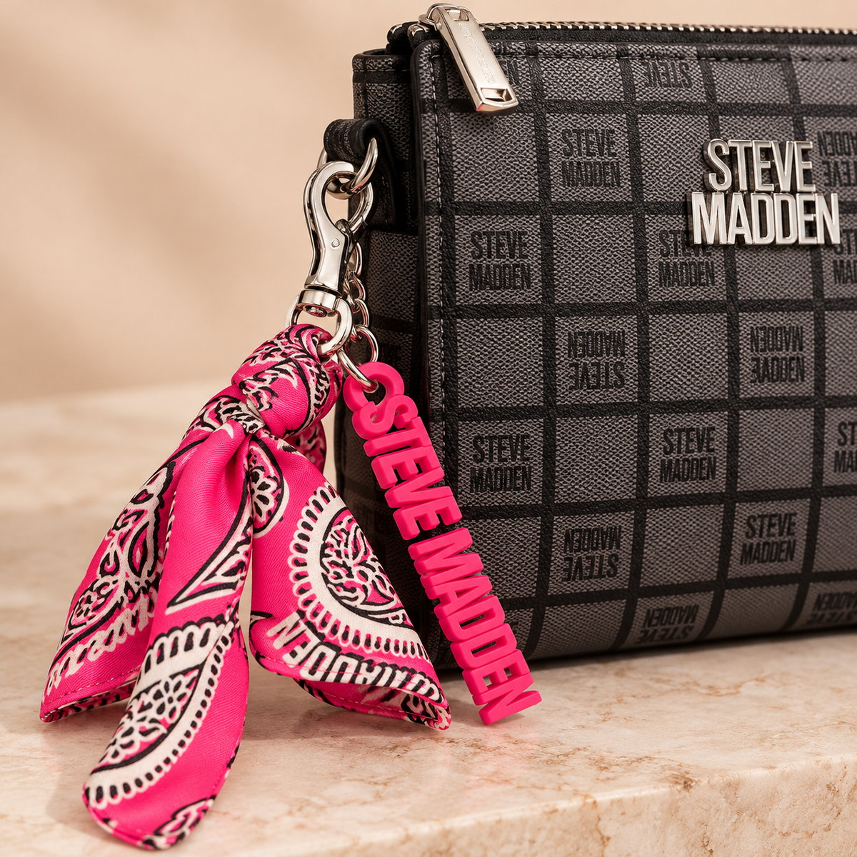 Detalle del pañuelo y llavero fucsia incluidos