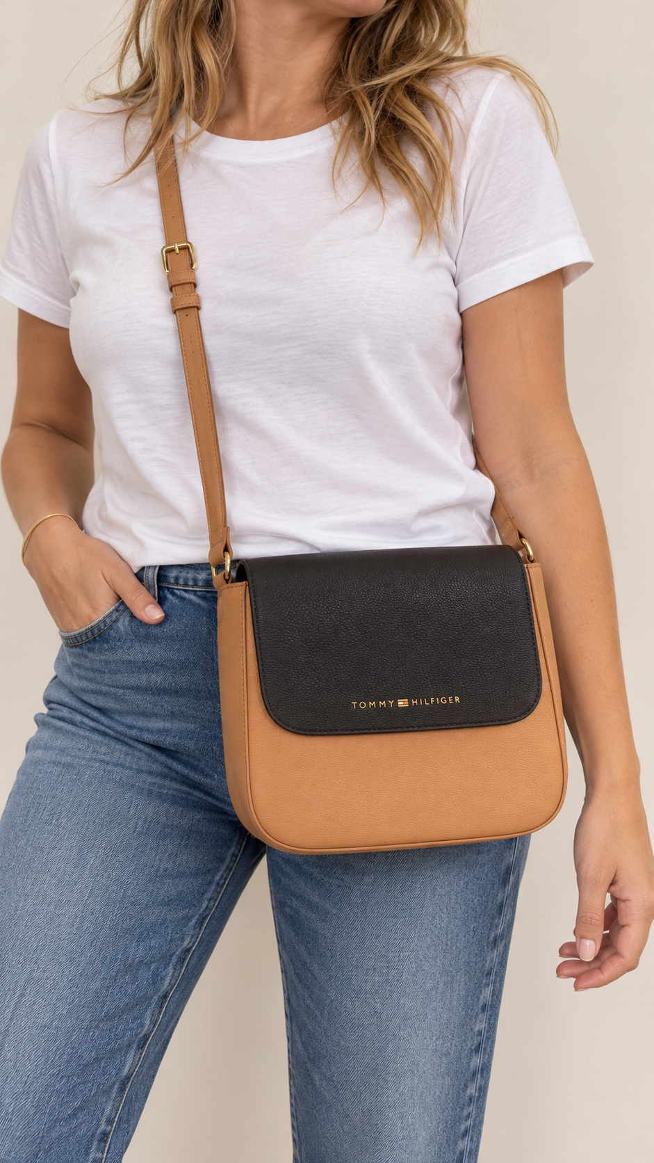 Cartera Tommy camel con solapa negra: modelo