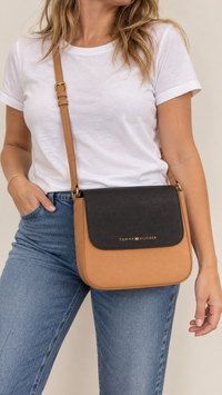 Cartera Tommy camel con solapa negra: modelo