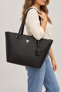 Modelo llevando tote Guess negra al hombro