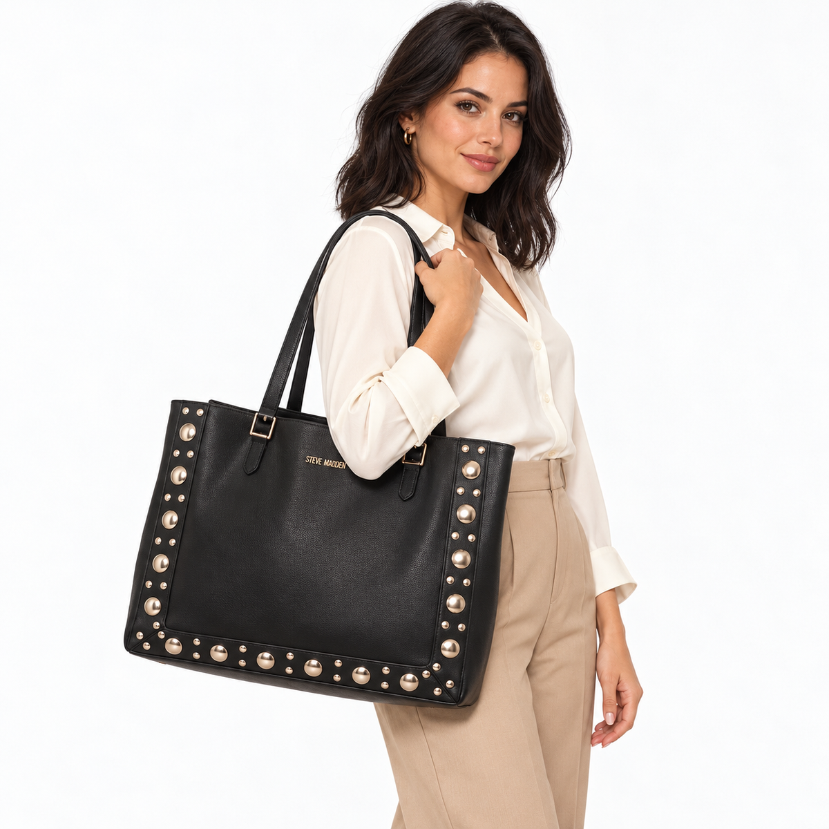 Mujer luciendo tote Steve Madden negro con tachas al hombro