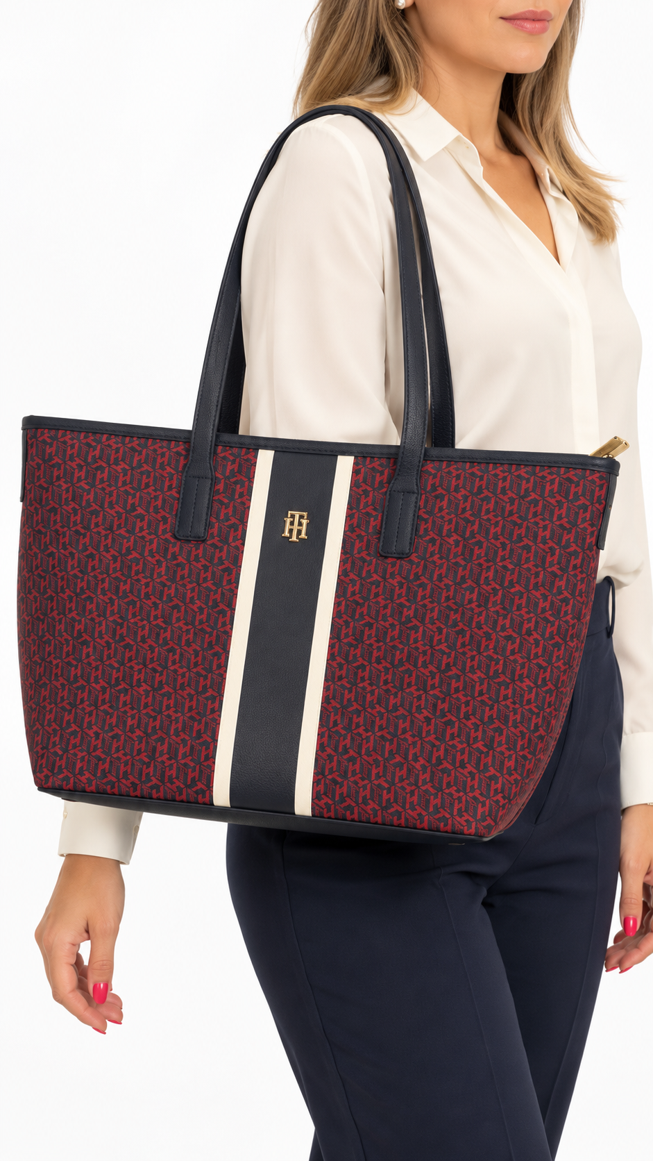 Modelo usando tote Tommy Hilfiger al hombro, imagen ilustrativa