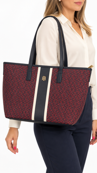 Modelo usando tote Tommy Hilfiger al hombro, imagen ilustrativa