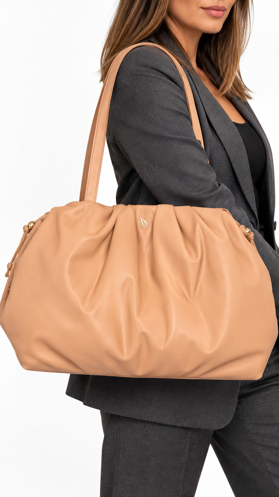 Bolso Victoria's Secret al hombro con look formal, imagen ilustrativa