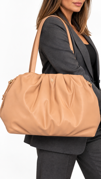 Bolso Victoria's Secret al hombro con look formal, imagen ilustrativa